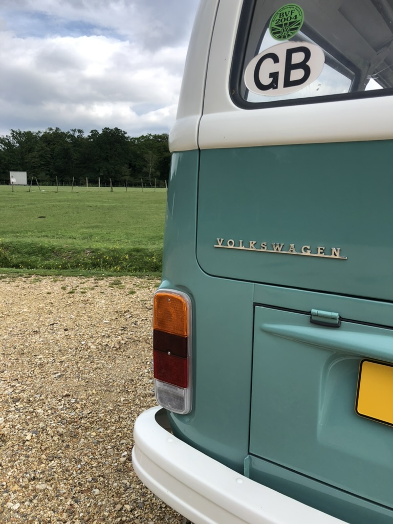 Checking oil level on VW engine dipstick