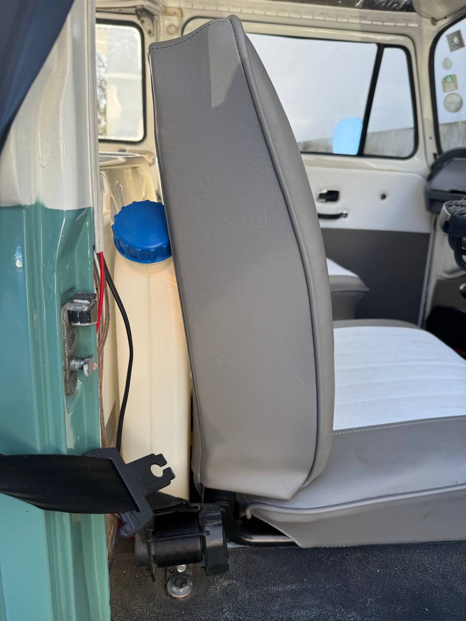 Slim diesel tank behind the driver's seat