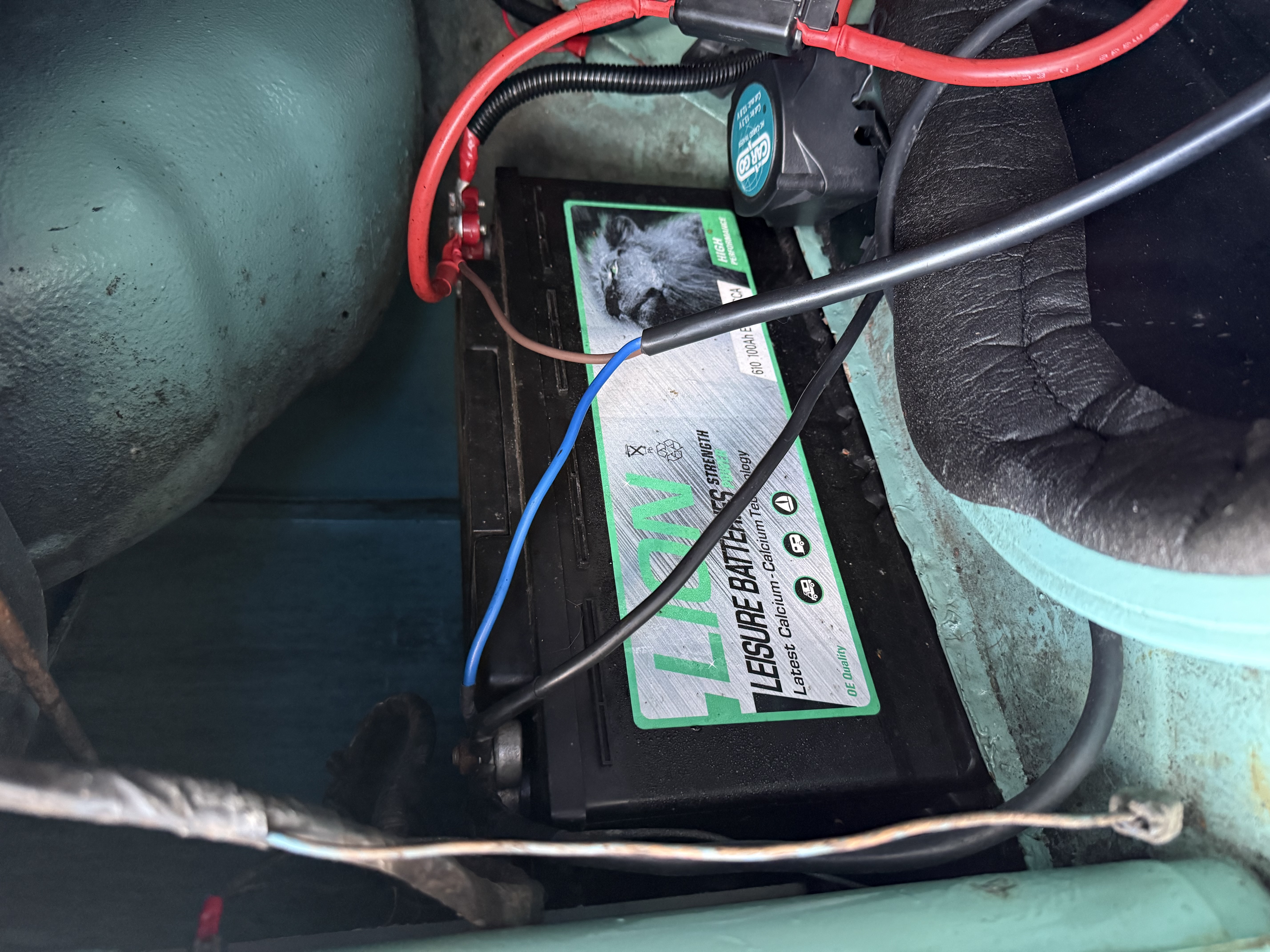 Leisure battery sitting in the engine bay battery tray