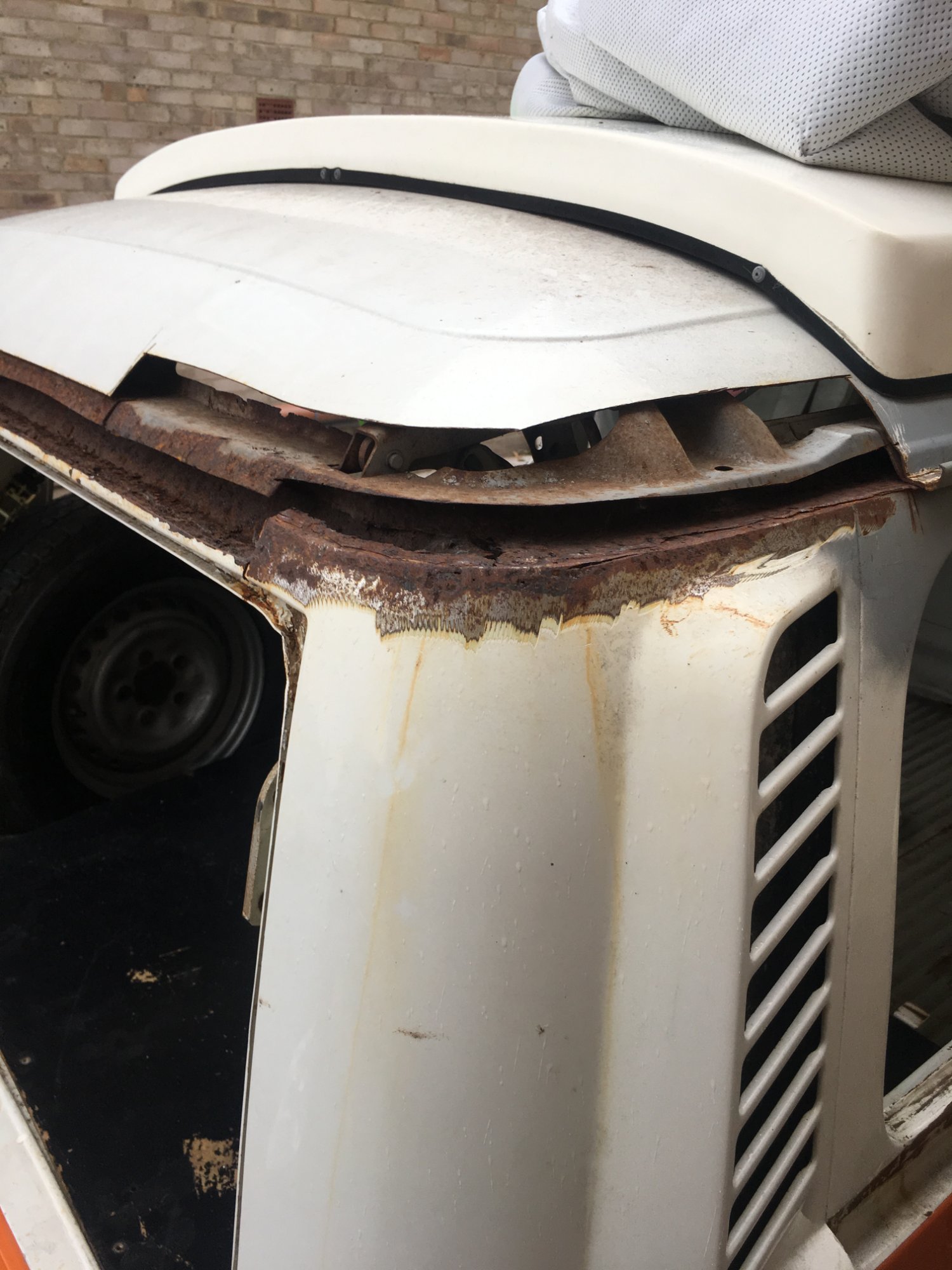Severe rust in rear roof line